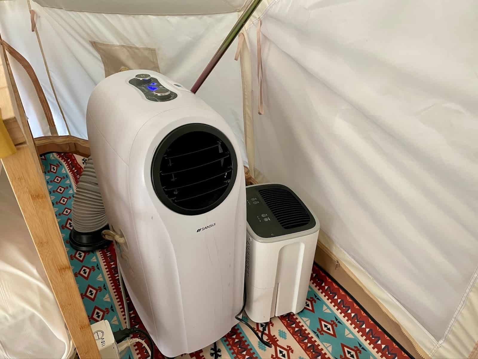 床架後方的除濕機與冷暖器機