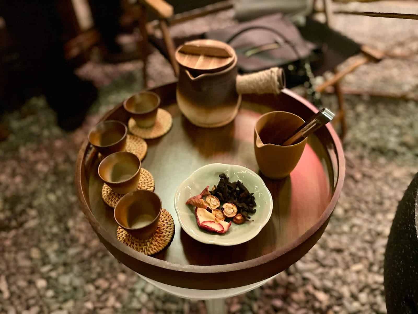 團爐煮茶的陶壺茶具與茶葉