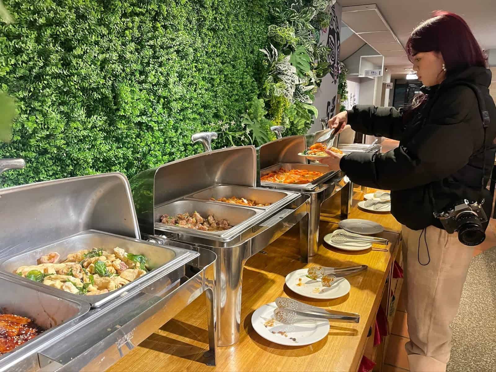 炸天婦羅、紅燒縵魚、排骨、宮保雞丁、麻油蝦、麻油豬心、炒飯、炒麵等