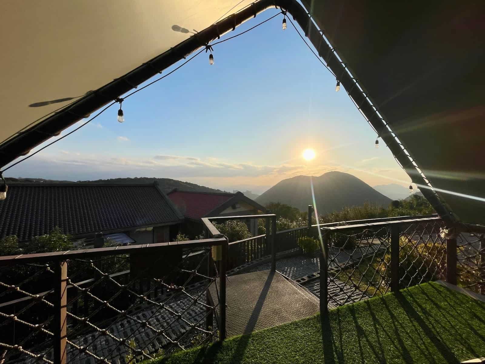 蟬說暖硫神殿帳草坪區看紗帽山景色
