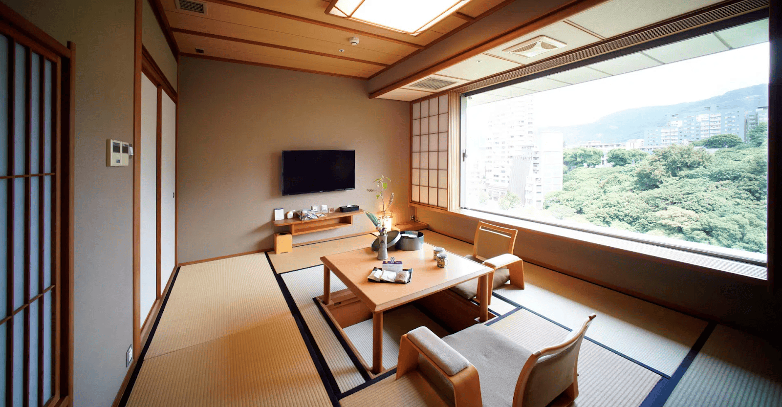 北投日勝生加賀屋國際溫泉飯店，日式塔塔米套房與正對北投公園景色