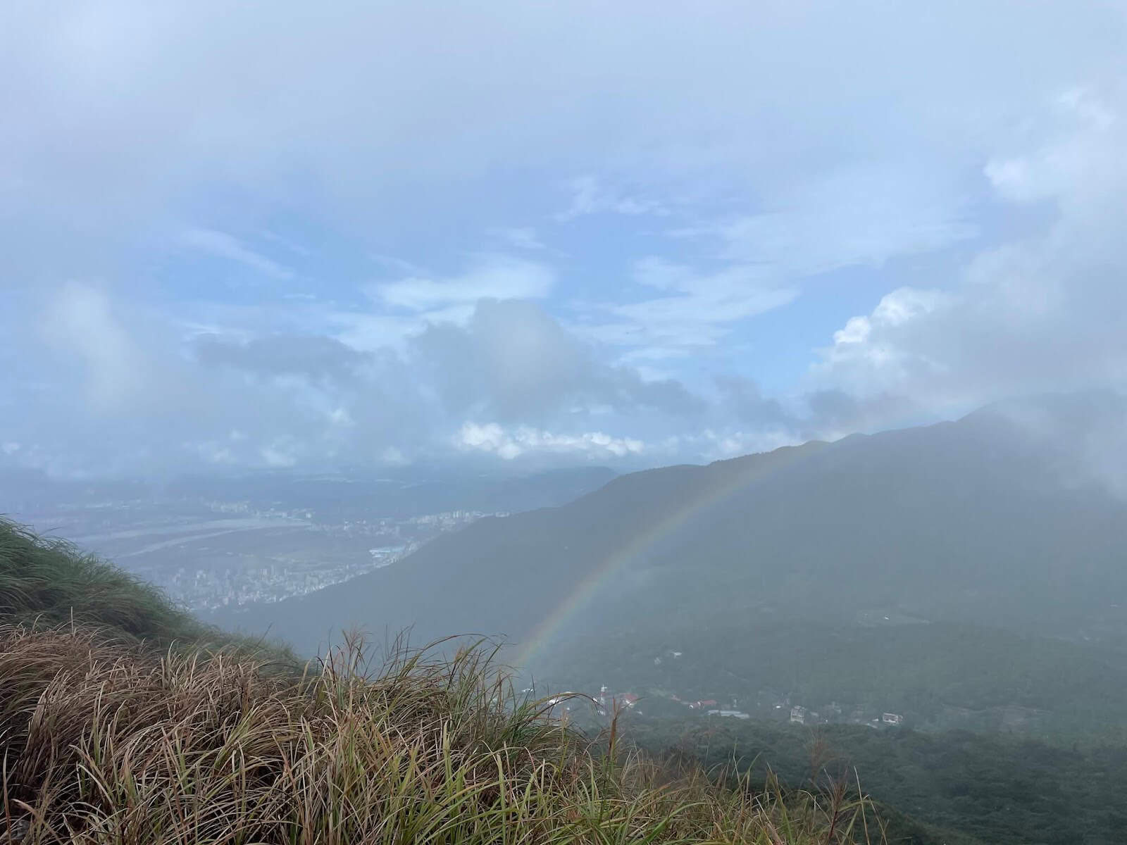 陽明山景點一日遊推薦－小油坑登上七星山步道天氣變化快速，藍天、太陽、下雨與彩虹。