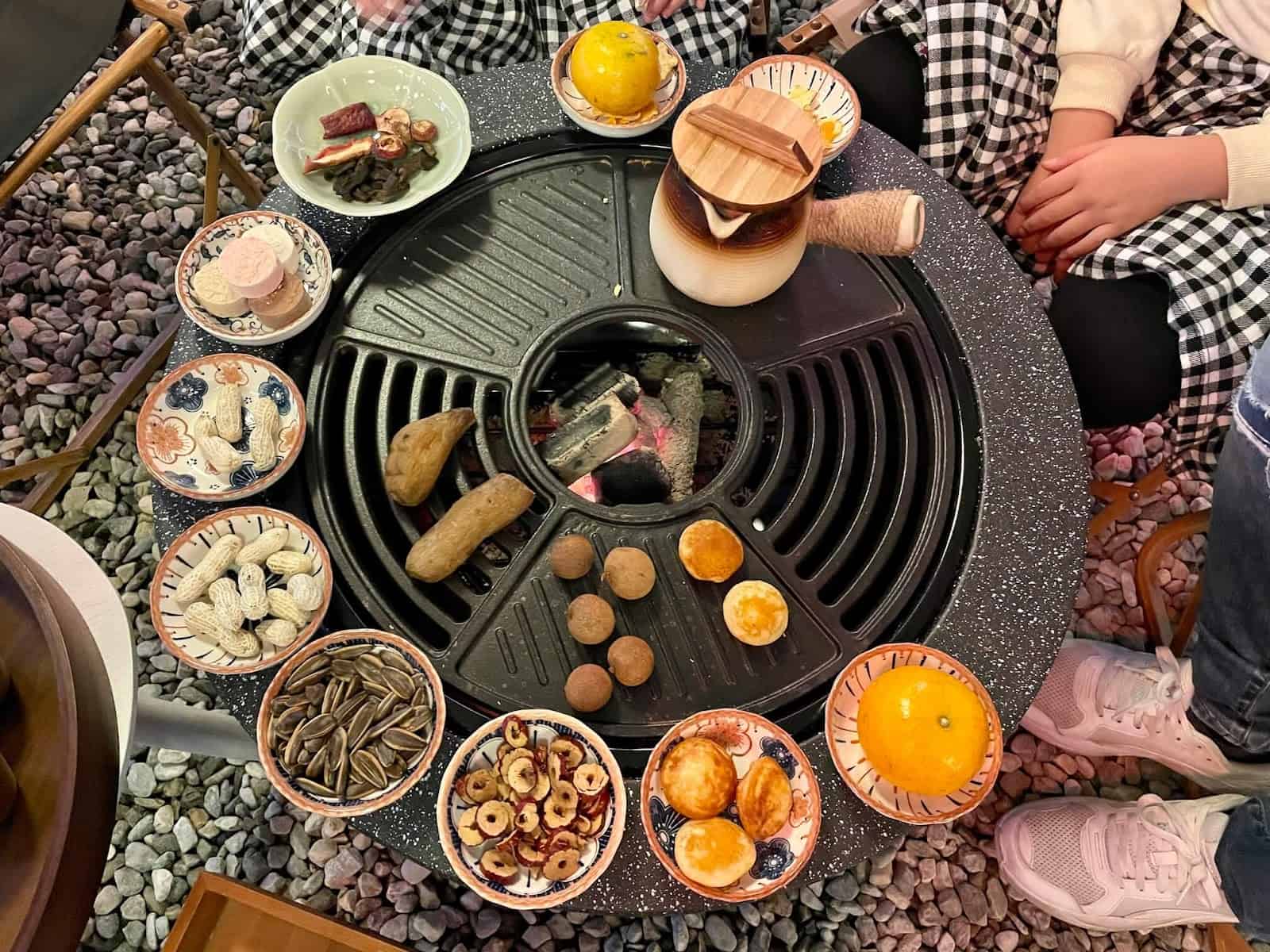 將團爐煮茶的茶點放置在爐具上加溫