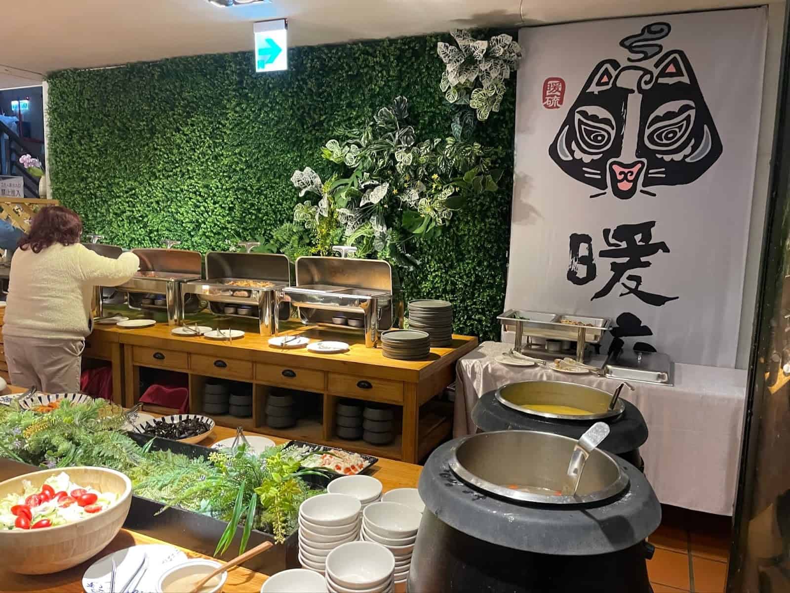 《蟬說：暖硫》的晚餐自助吧

