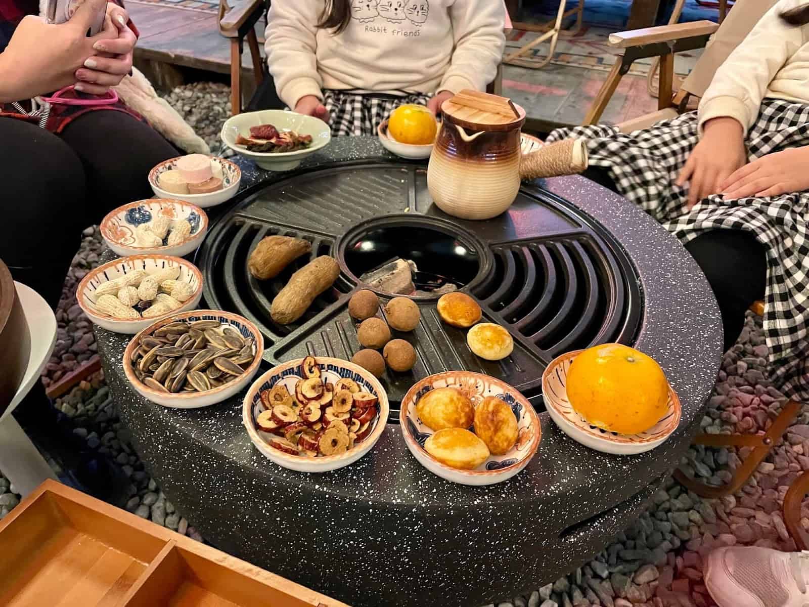 一家四人圍爐煮茶