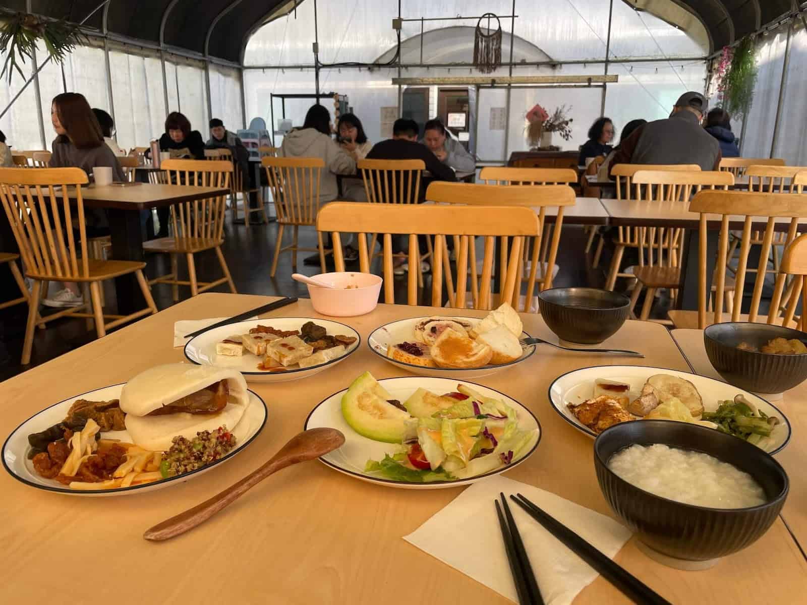 2025最新:【蟬說霧語】新竹五峰豪華露營,一泊二食+露營車+賞櫻秘境+部落體驗,開箱推薦! 45 霧語的滿滿整桌的早餐