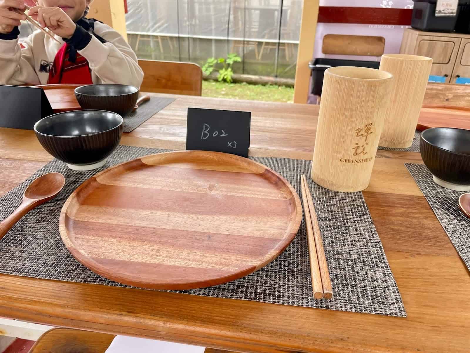 2025最新:【蟬說霧語】新竹五峰豪華露營,一泊二食+露營車+賞櫻秘境+部落體驗,開箱推薦! 65 雲海上的部落餐桌,用竹子做的餐具