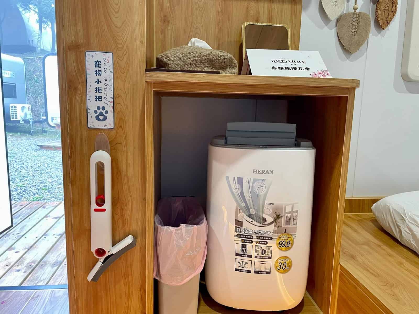2025最新:【蟬說霧語】新竹五峰豪華露營,一泊二食+露營車+賞櫻秘境+部落體驗,開箱推薦! 14 露營車內部提供寵物小拖把