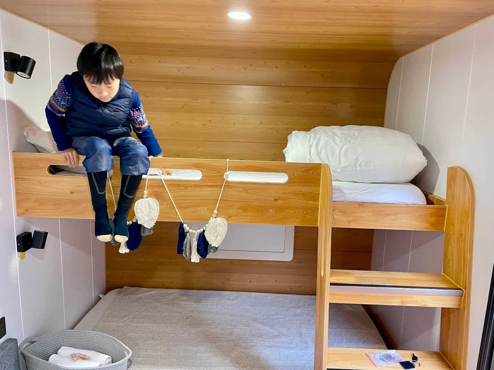 2025最新:【蟬說霧語】新竹五峰豪華露營,一泊二食+露營車+賞櫻秘境+部落體驗,開箱推薦! 12 露營車內部上下舖