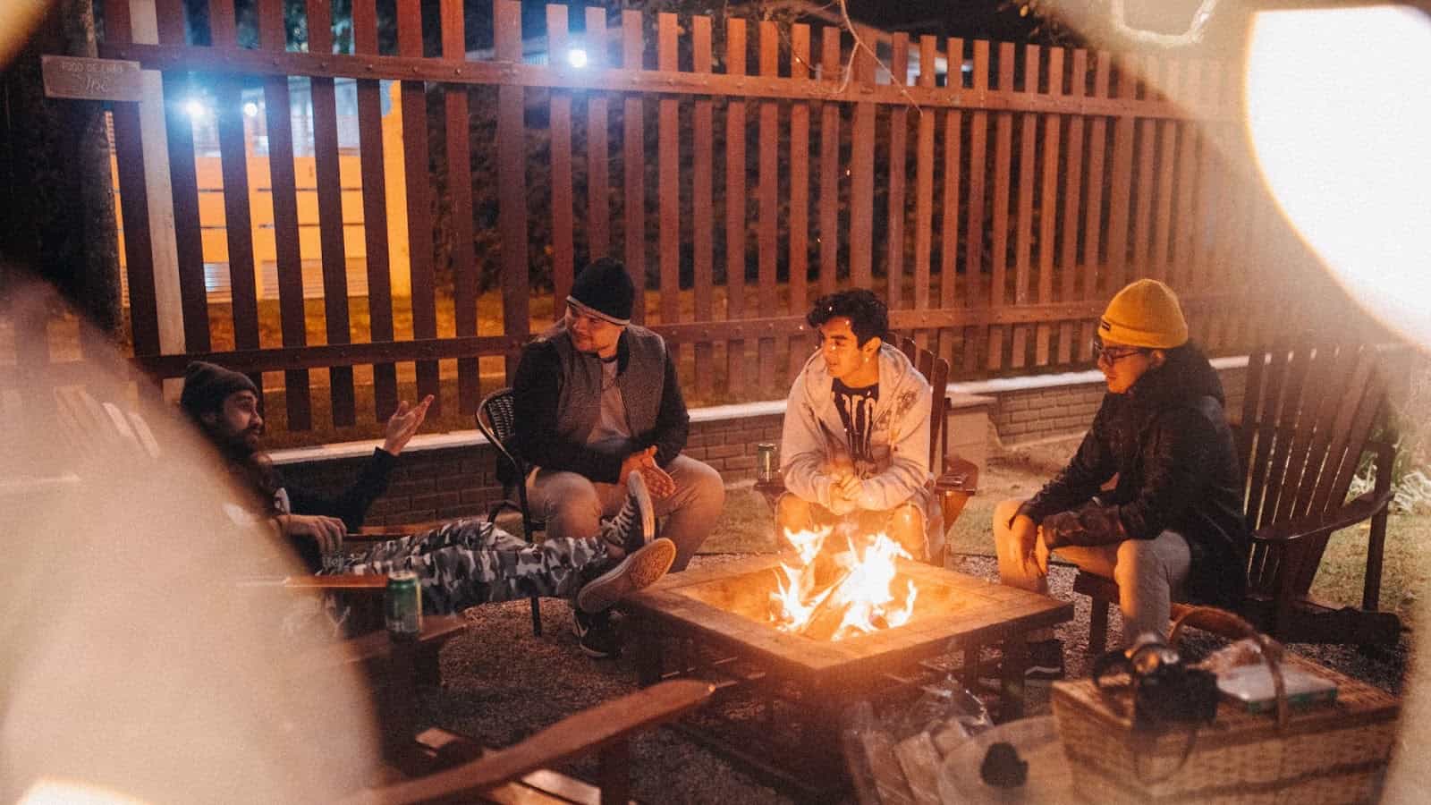 兩天一夜企業會議專案| 創新會議模式 X 沉浸式體驗 X 自然決策空間 2 4個男生圍著篝火聊天
