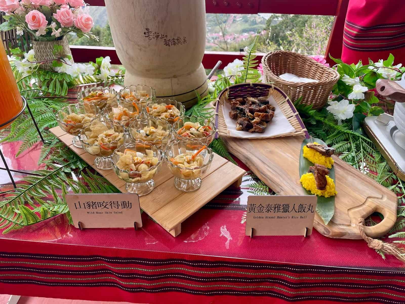 雲海上的部落餐桌菜色