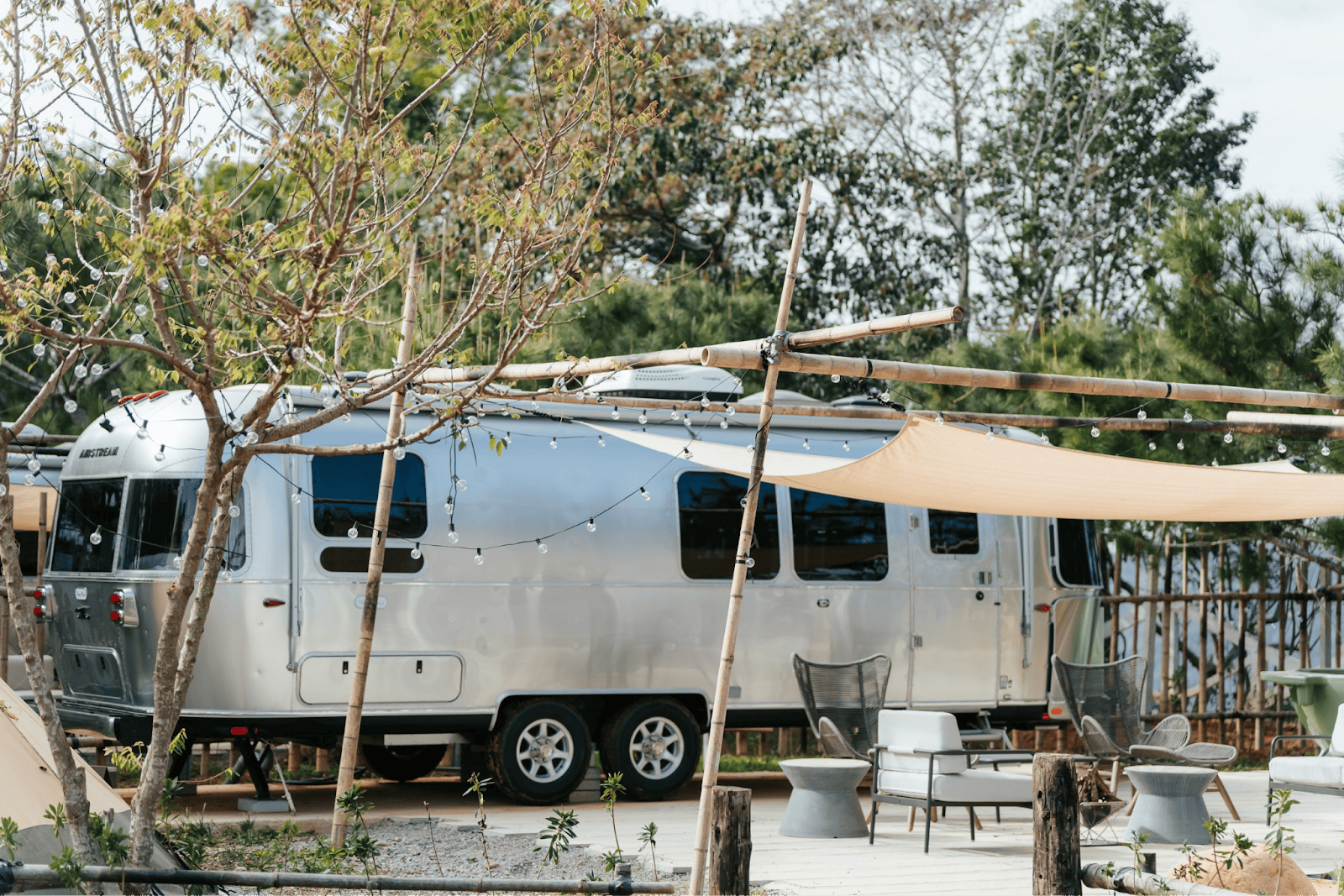 2025 露營車住宿 Top 30 推薦:平價、懶人、野奢精品,通通有! 12 28呎長的Airstream露營車