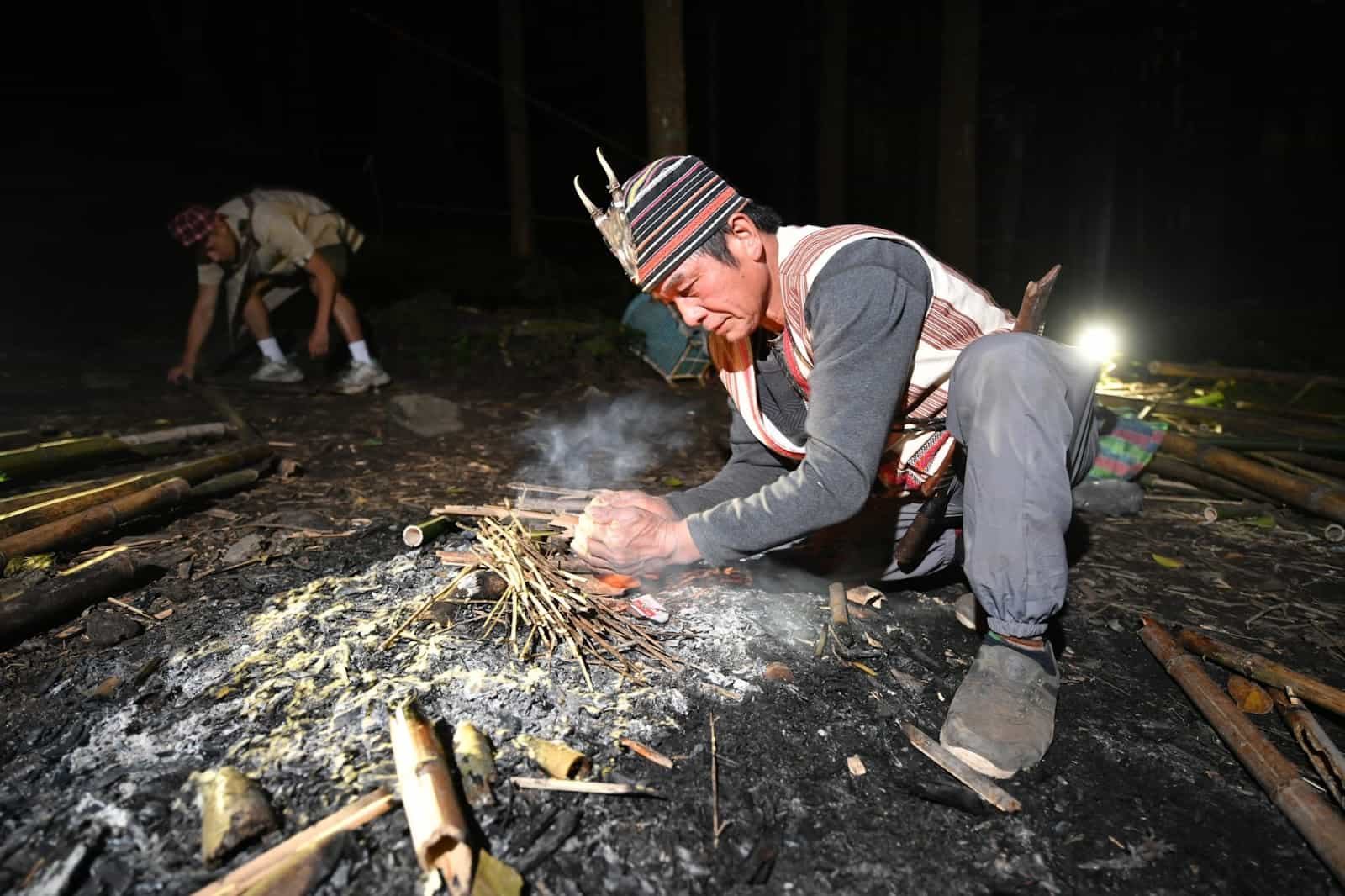 蟬說露營區的夜間活動－獵人尋根，獵人在野外升火