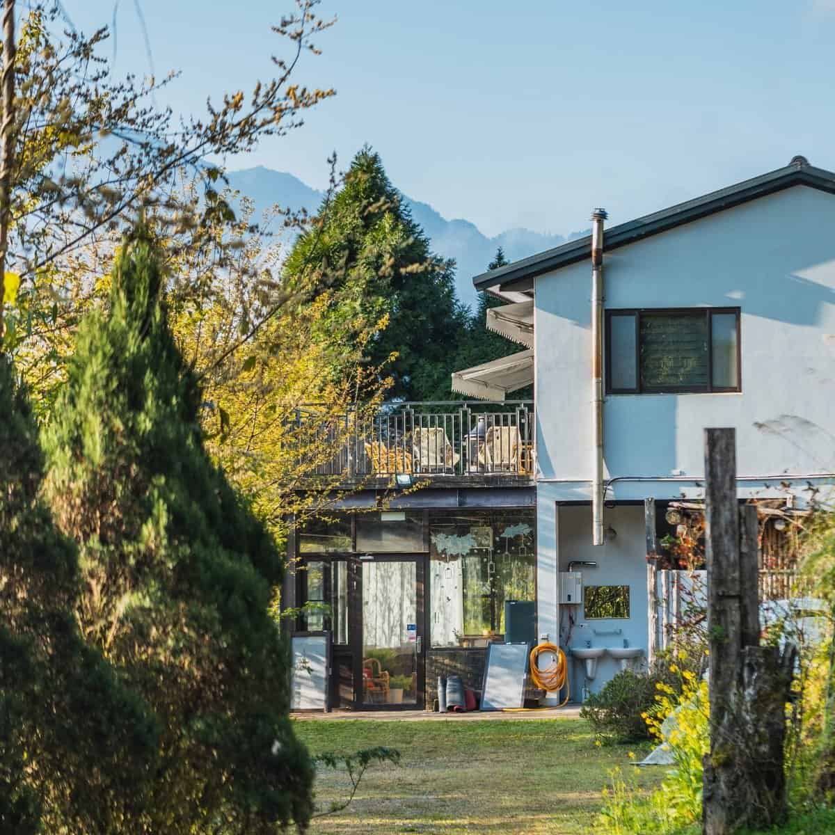 小木屋露營推薦|免搭帳也能享受山林自然,親子&銀髮友善,全家一起露營趣! 8 2層樓的撥雲小屋