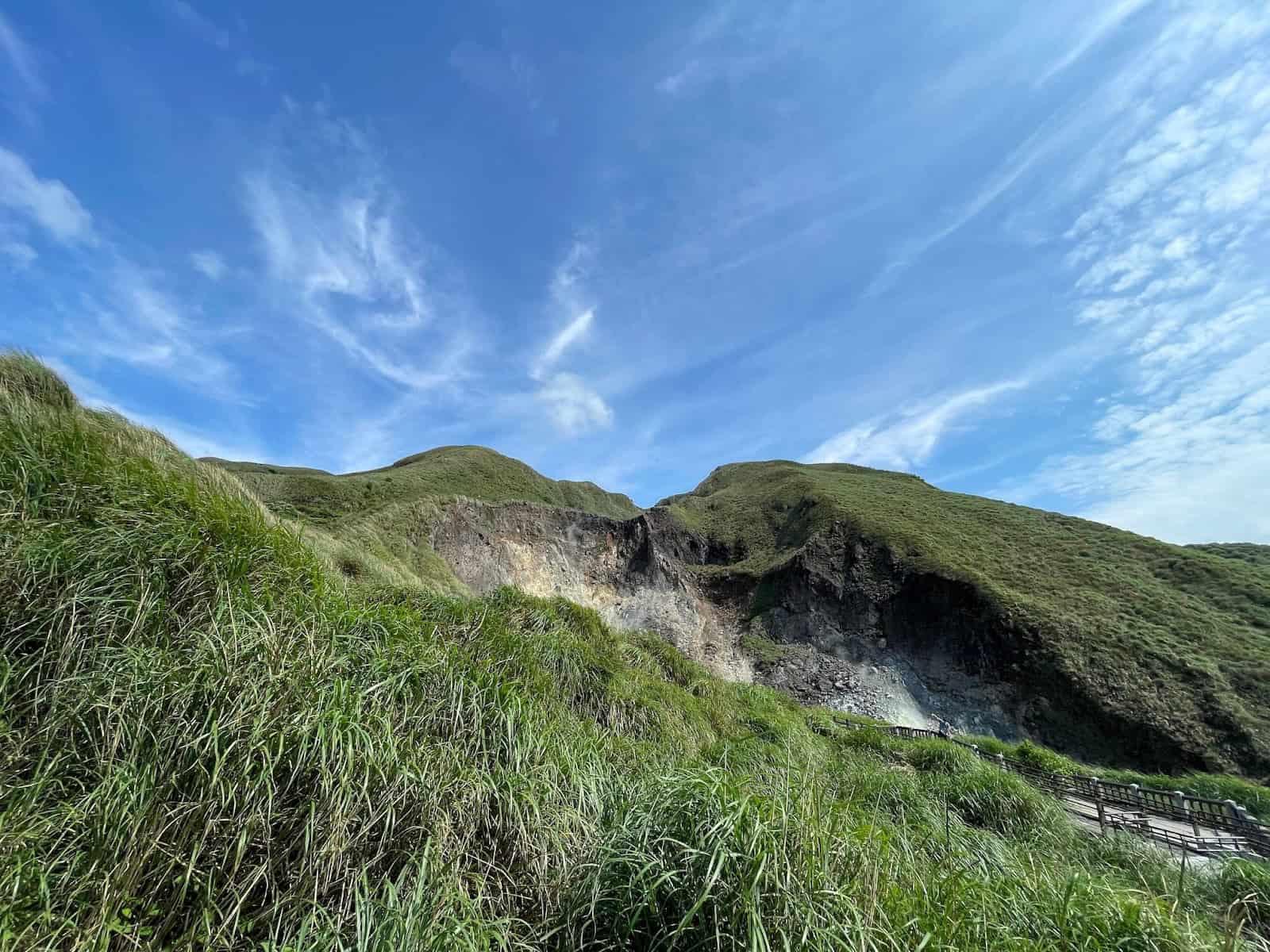 2025【陽明山一日遊】最新玩法:看火山噴氣、追牛牛、泡溫泉、吃野餐冰茶,自然又療癒滿滿的行程! 1 陽明山一日遊-小油坑硫氣孔