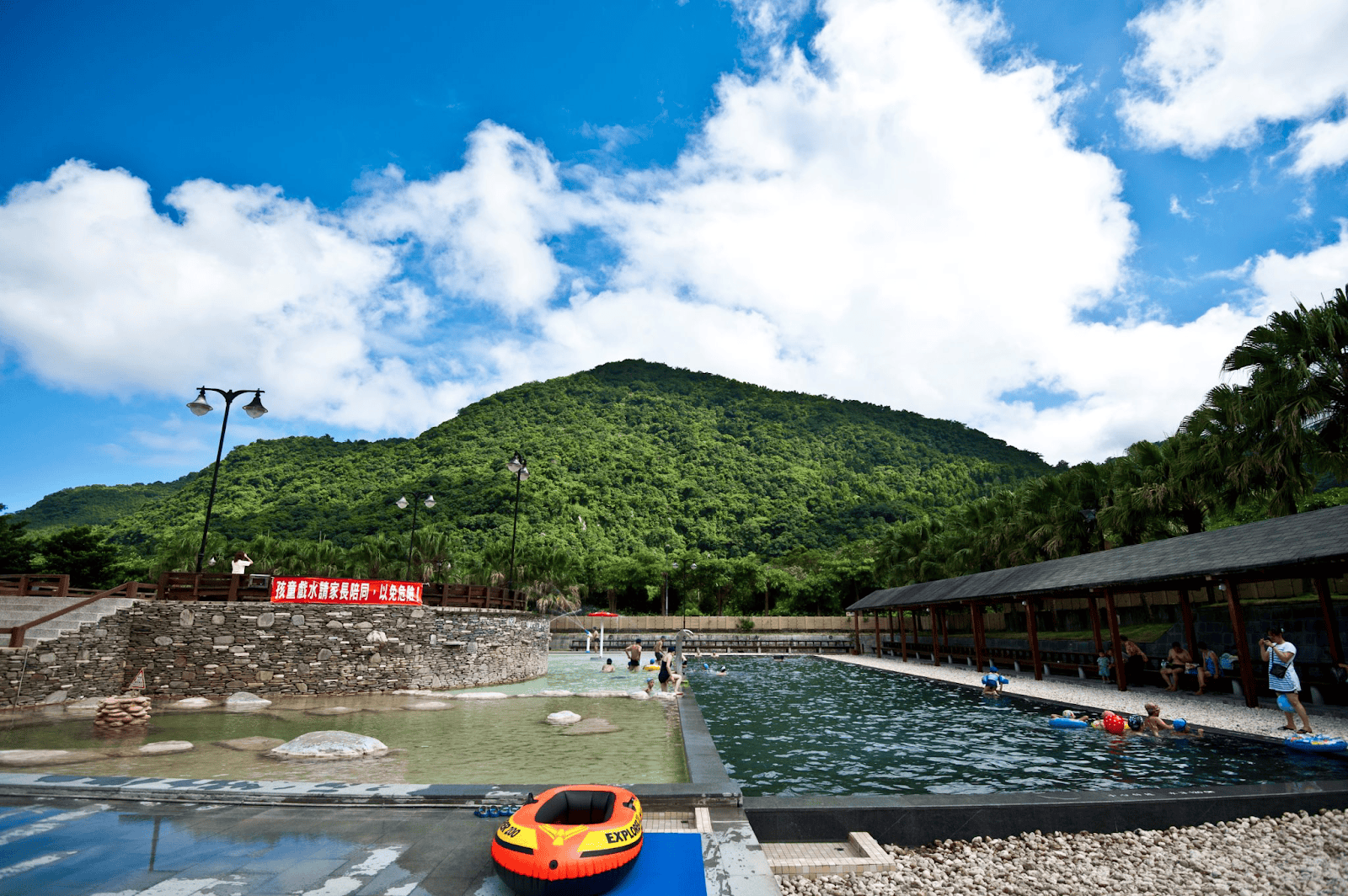 東遊季溫泉渡假村的游泳池與兒童戲水池
