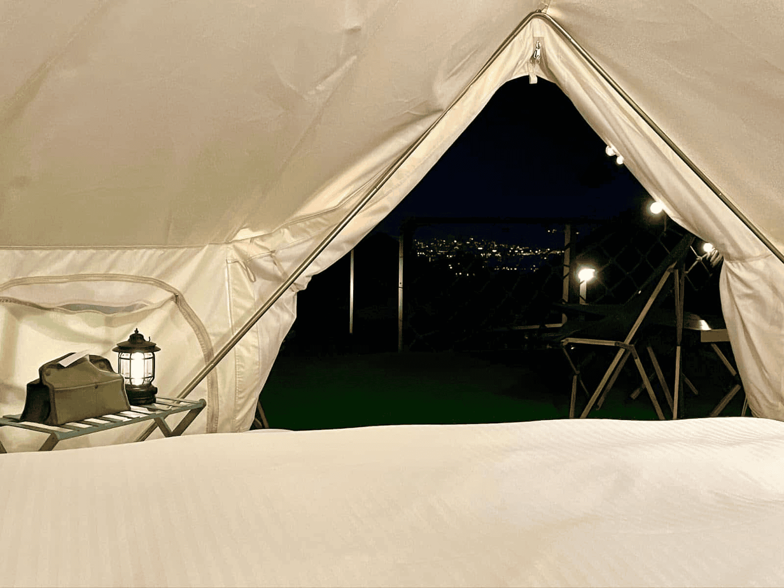 台北最浪漫的 7 個「陽明山夜景地點」,為你的約會加滿分 4 陽明山夜景地點推薦-入住蟬說暖硫俯雲帳篷區,躺在床上吹暖氣就可以看台北市夜景