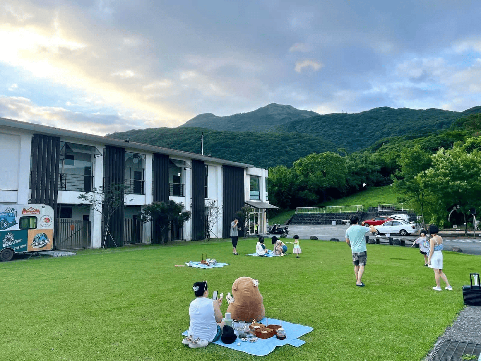 【2025 台北野餐】6個野餐地點推薦,從免裝備懶人包到山上野餐秘境一篇搞定! 3 台北野餐地點-蟬說暖硫在草地上野餐,看陽明山景