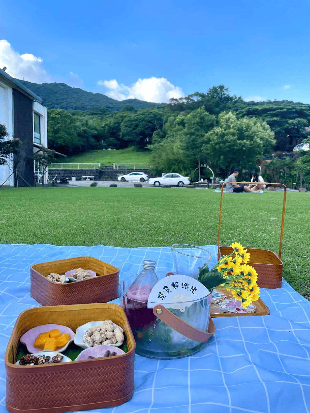 【2025 台北泡湯休息推薦】夏天也能泡!5間情侶泡湯私房名單,陽明山夢幻火山泡冷泉必去! 4 台北泡湯休息推薦-蟬說暖硫泡湯後在草地上享用野餐冰茶