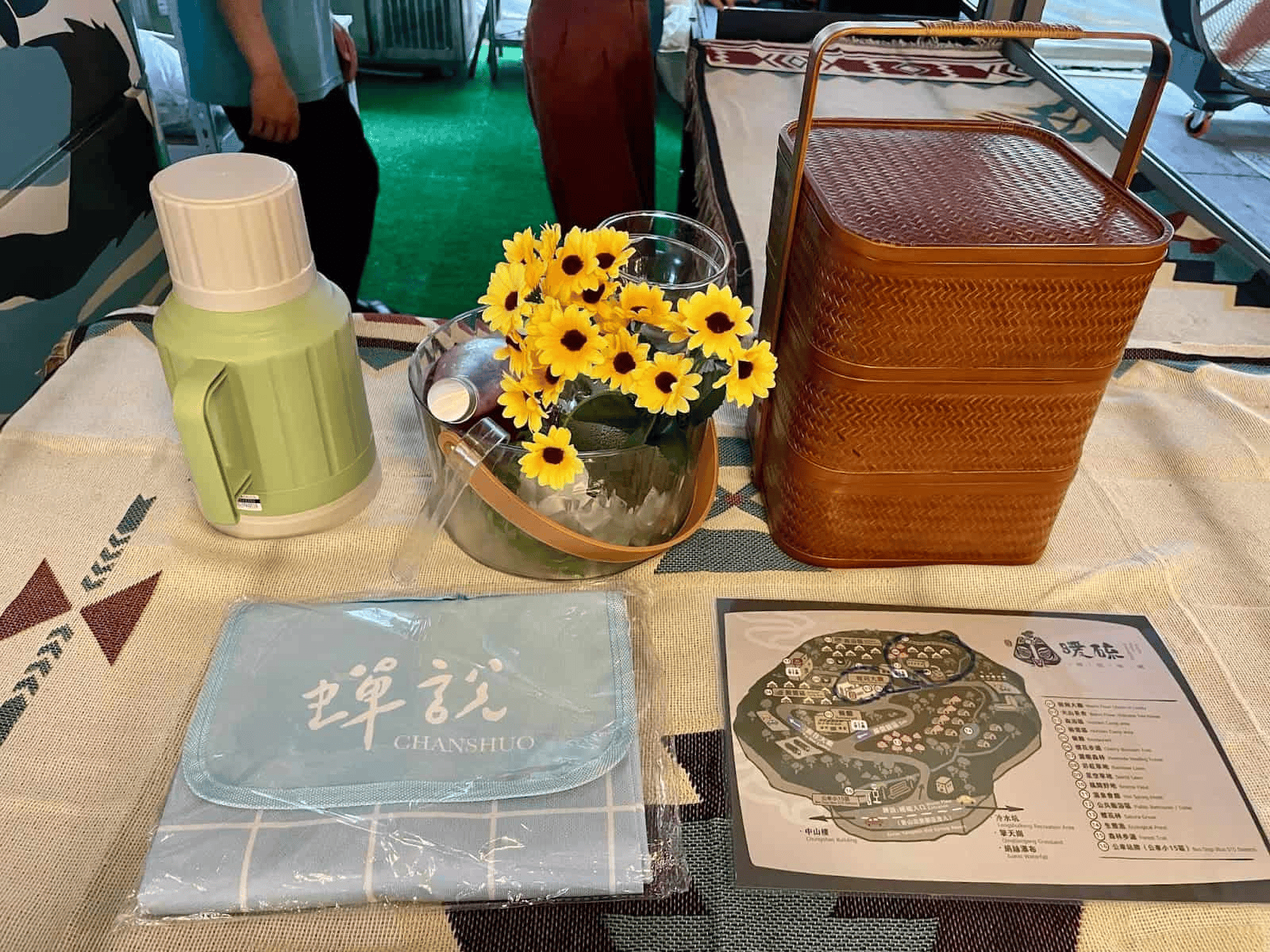 【2025 台北野餐】6個野餐地點推薦,從免裝備懶人包到山上野餐秘境一篇搞定! 2 台北野餐地點-蟬說暖硫野餐冰茶與野餐墊